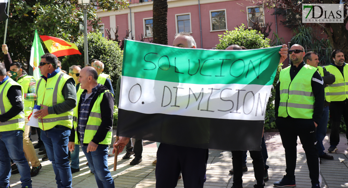 REPOR - Transportistas se manifiestan frente a Delegación del Gobierno en Badajoz