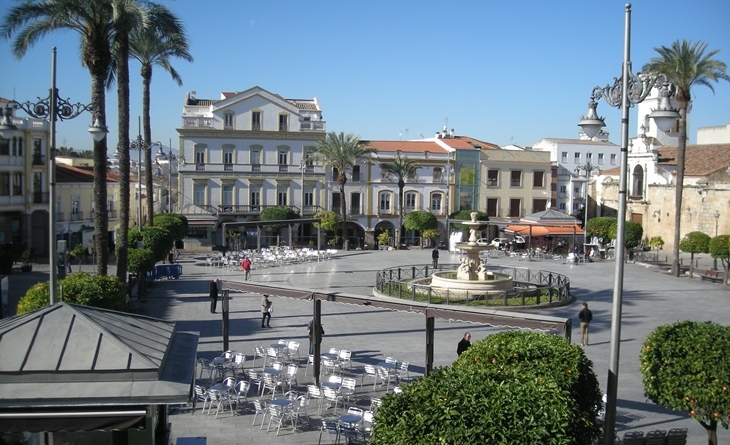 Un joven en estado crítico tras caer de un balcón en la Plaza de España de Mérida