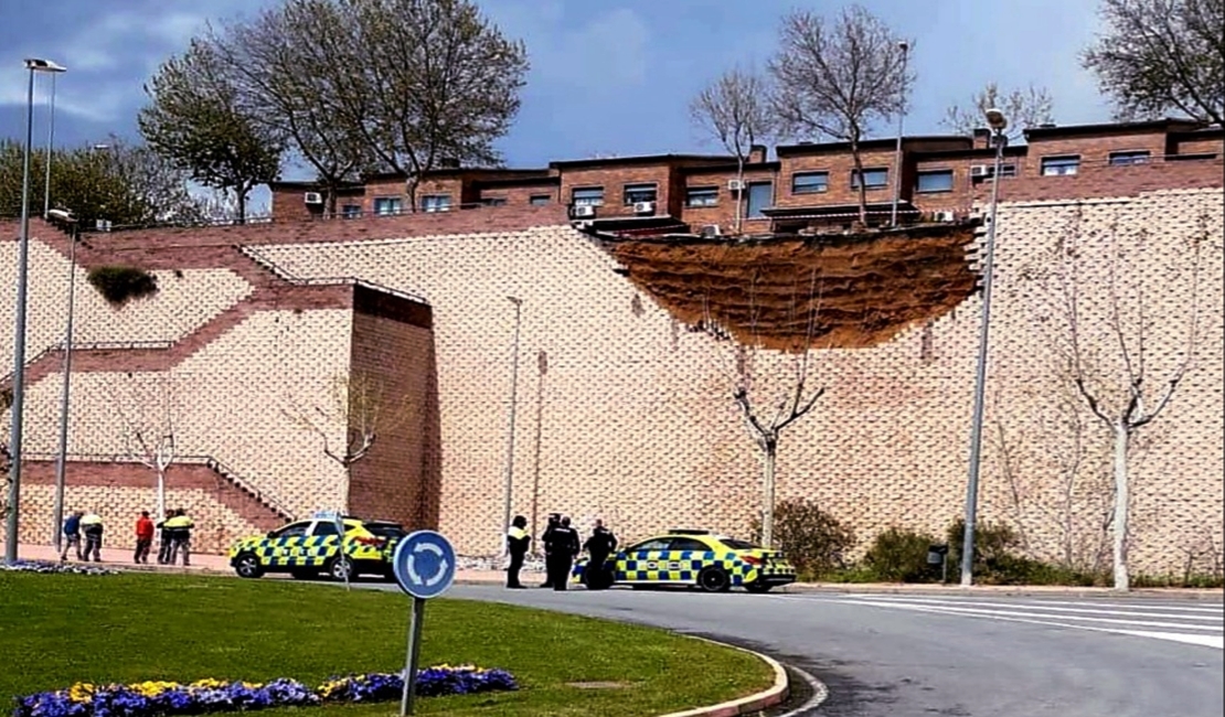 Susto entre los vecinos de los Altos de Valcorchero por el derrumbe de un muro