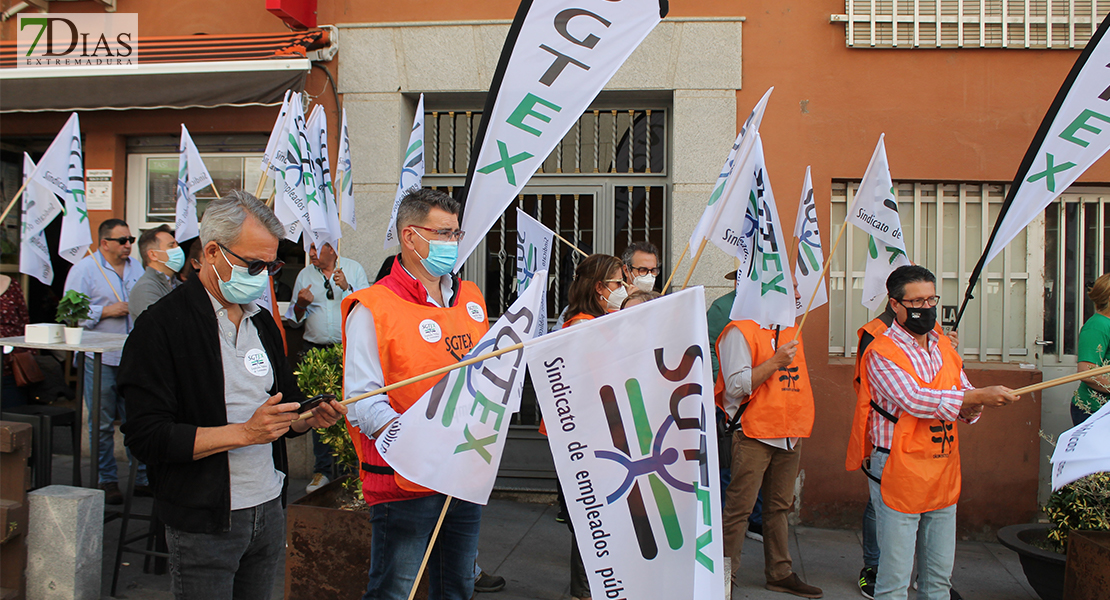 Manifestación de los sindicatos: &quot;A quien le importa el funcionario a quien le importa nuestro salario&quot;