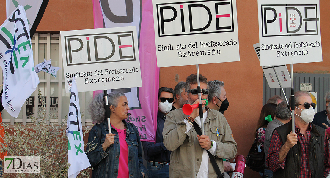 Manifestación de los sindicatos: &quot;A quien le importa el funcionario a quien le importa nuestro salario&quot;