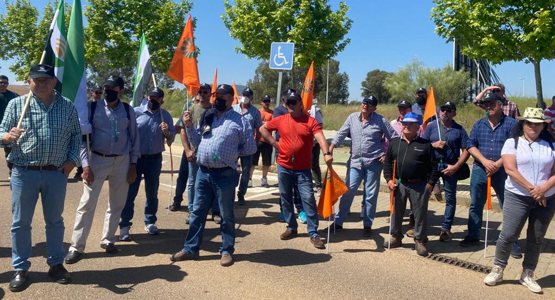 Acto de protesta frente a Agricultura ante la &quot;catástrofe&quot; que viven los regantes extremeños