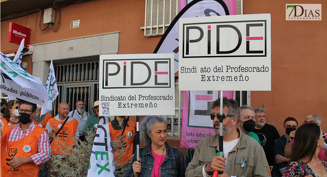 Manifestación de los sindicatos: &quot;A quien le importa el funcionario a quien le importa nuestro salario&quot;