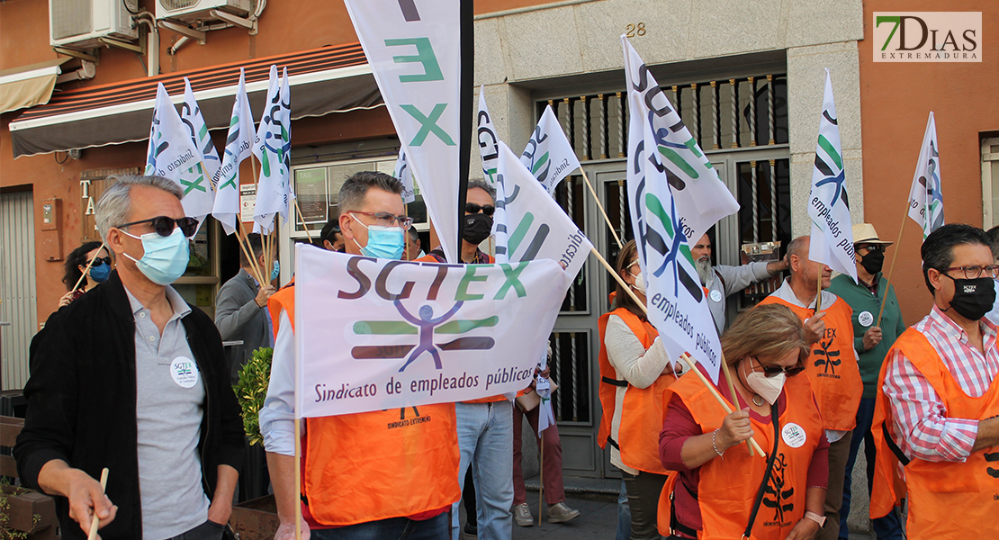 Manifestación de los sindicatos: &quot;A quien le importa el funcionario a quien le importa nuestro salario&quot;