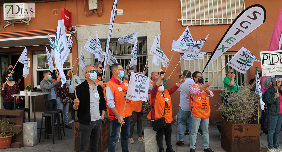 Manifestación de los sindicatos: &quot;A quien le importa el funcionario a quien le importa nuestro salario&quot;