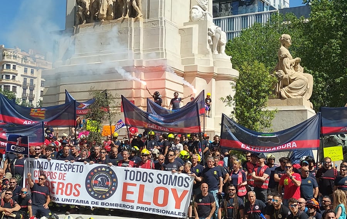 Los bomberos presionan en Madrid para conseguir la aprobación de una ley básica reguladora