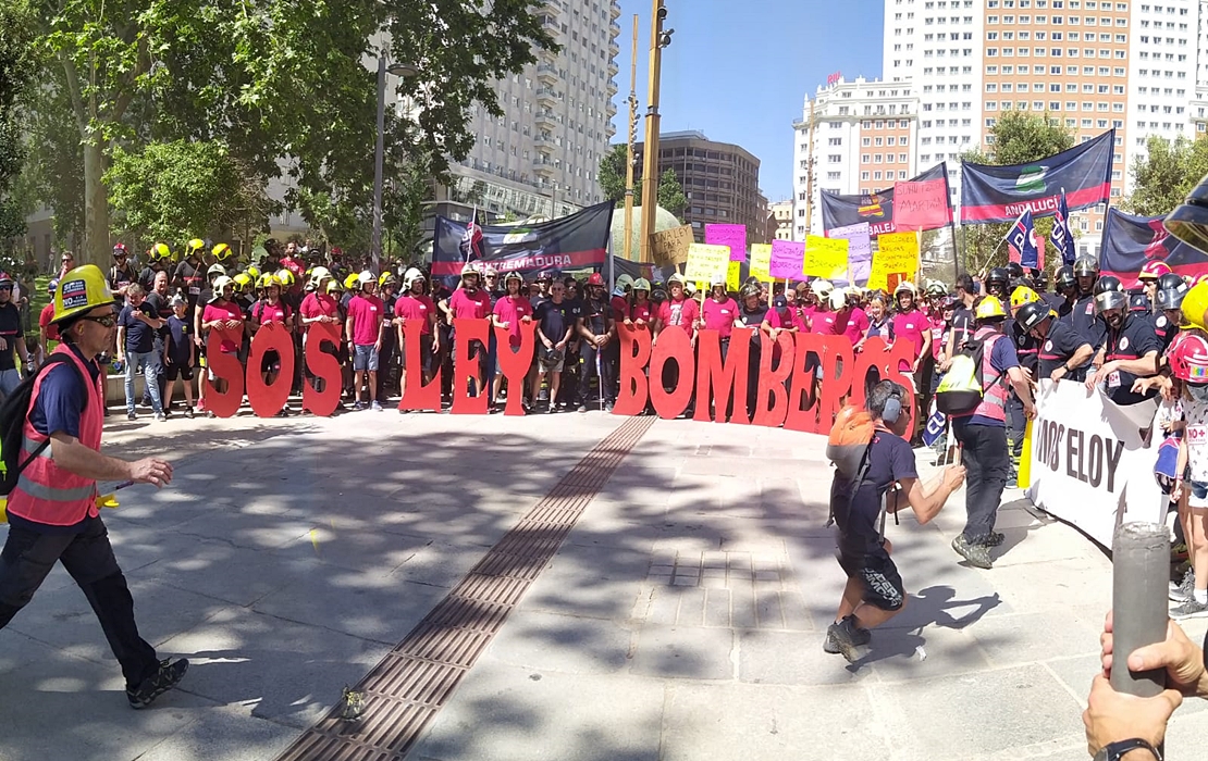 Los bomberos presionan en Madrid para conseguir la aprobación de una ley básica reguladora