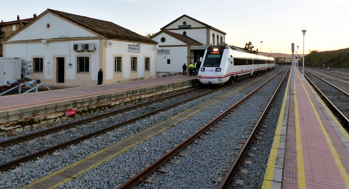 María Guardiola critica que el tren rápido “deja abandonado al norte de Cáceres”