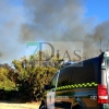 Un amplio dispositivo trabaja durante horas en un incendio forestal cercano a Badajoz