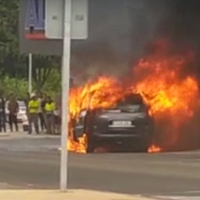 Las explosiones de un coche ardiendo en plena calle sorprenden a los placentinos