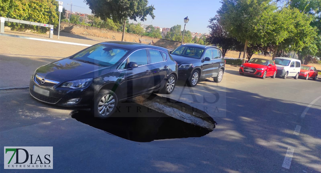 REPOR - Un agujero casi engulle un coche en Badajoz: así ha sido la retirada del vehículo