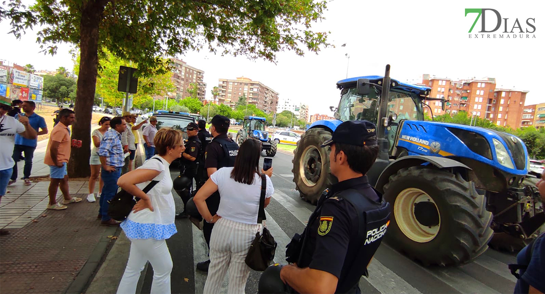 Comienzan a entrar cientos de tractores y manifestantes en Badajoz