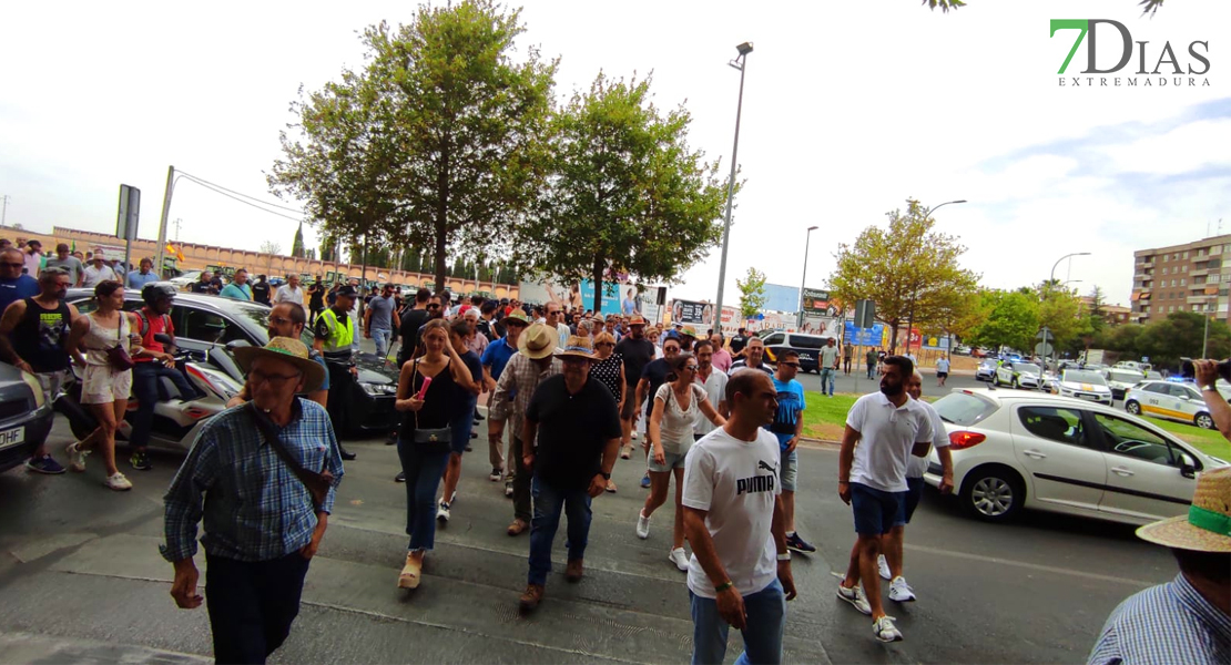 Momentos de tensión: la Policía tiene órdenes de no dejar pasar a los manifestantes, pero hacen oídos sordos