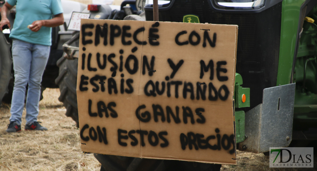 Imágenes de la tractorada del campo extremeño a su llegada a Badajoz