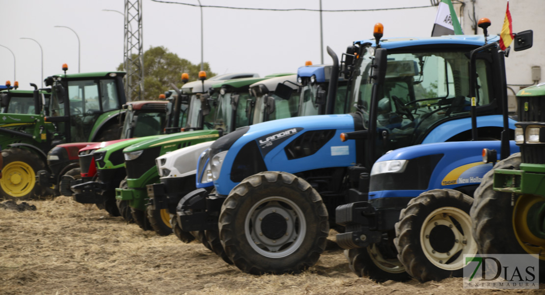 Imágenes de la tractorada del campo extremeño a su llegada a Badajoz