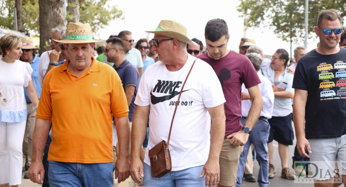 Imágenes de la tractorada del campo extremeño a su llegada a Badajoz