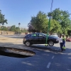 REPOR - Un agujero casi engulle un coche en Badajoz: así ha sido la retirada del vehículo