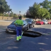 REPOR - Un agujero casi engulle un coche en Badajoz: así ha sido la retirada del vehículo