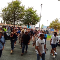 Momentos de tensión: la Policía tiene órdenes de no dejar pasar a los manifestantes, pero hacen oídos sordos