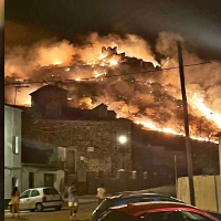 Incendio intencionado en las laderas del Castillo de Feria (Badajoz)