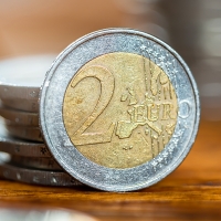 El euro se desploma frente al dólar