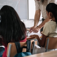 El Gobierno dará 100 euros mensuales a estos alumnos durante el próximo curso