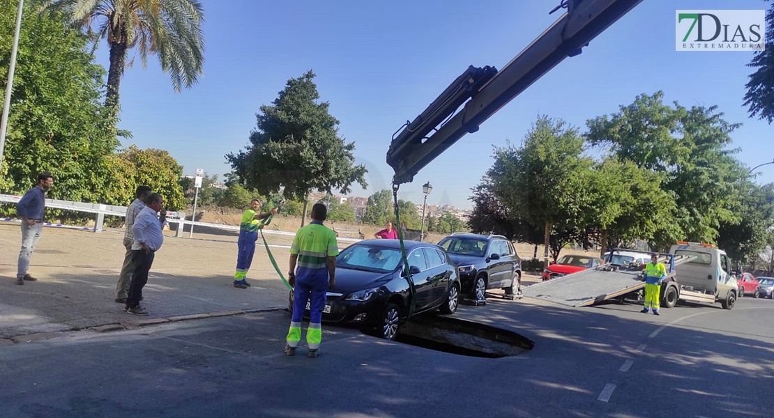 REPOR - Un agujero casi engulle un coche en Badajoz: así ha sido la retirada del vehículo