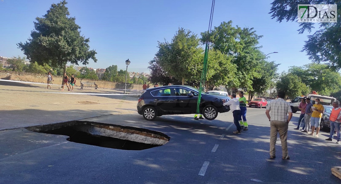 REPOR - Un agujero casi engulle un coche en Badajoz: así ha sido la retirada del vehículo