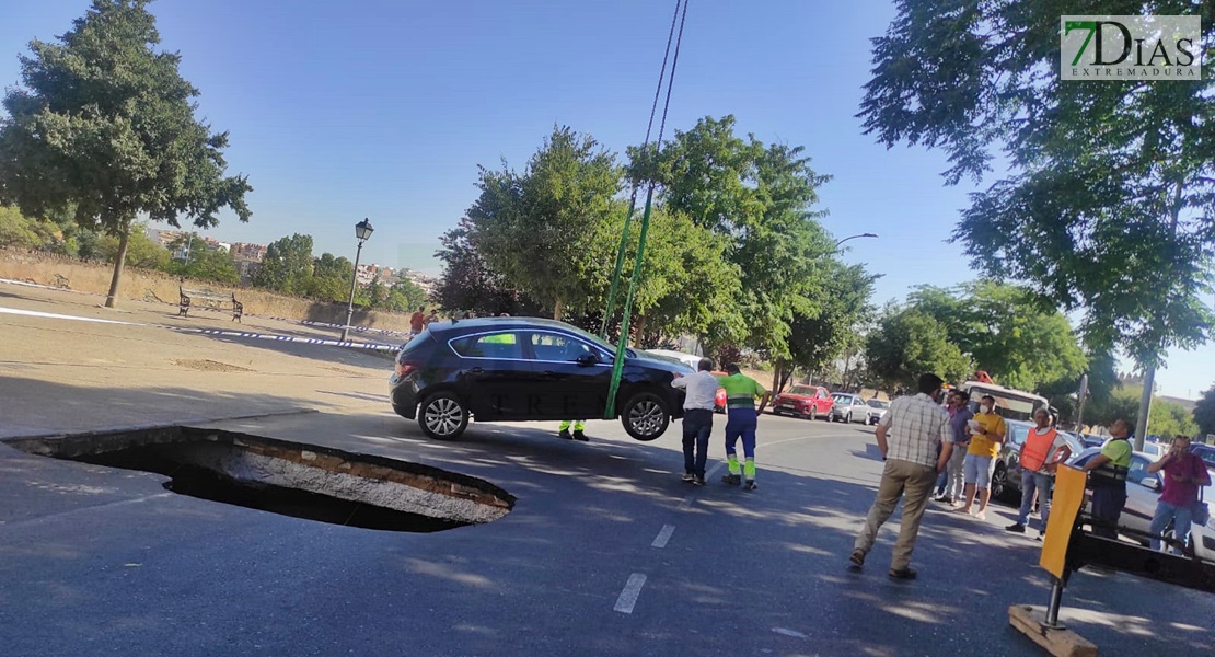 REPOR - Un agujero casi engulle un coche en Badajoz: así ha sido la retirada del vehículo