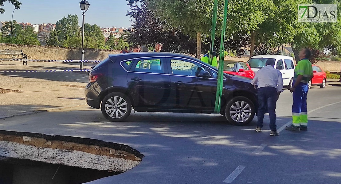 REPOR - Un agujero casi engulle un coche en Badajoz: así ha sido la retirada del vehículo