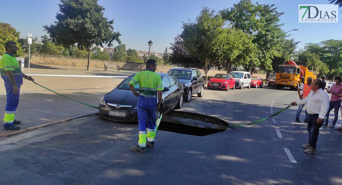 REPOR - Un agujero casi engulle un coche en Badajoz: así ha sido la retirada del vehículo