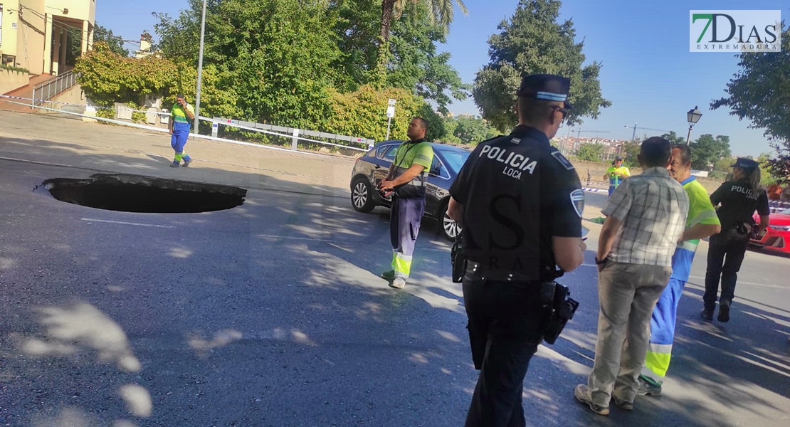 REPOR - Un agujero casi engulle un coche en Badajoz: así ha sido la retirada del vehículo