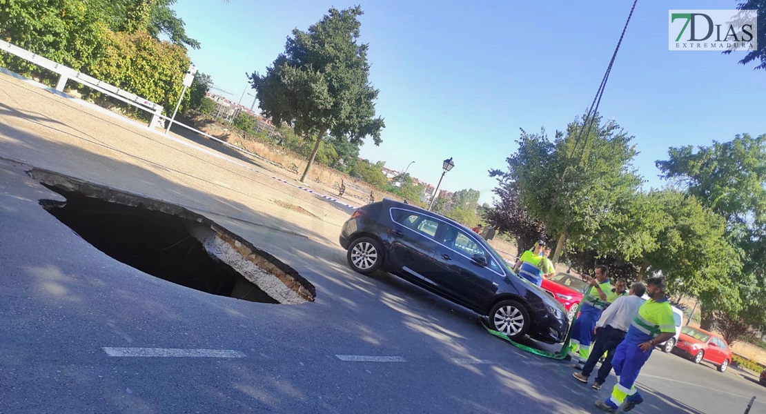 REPOR - Un agujero casi engulle un coche en Badajoz: así ha sido la retirada del vehículo