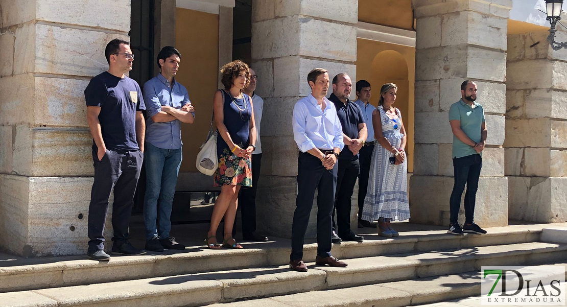 Badajoz celebra un minuto de silencio en honor a los dos últimas víctimas por violencia de genero