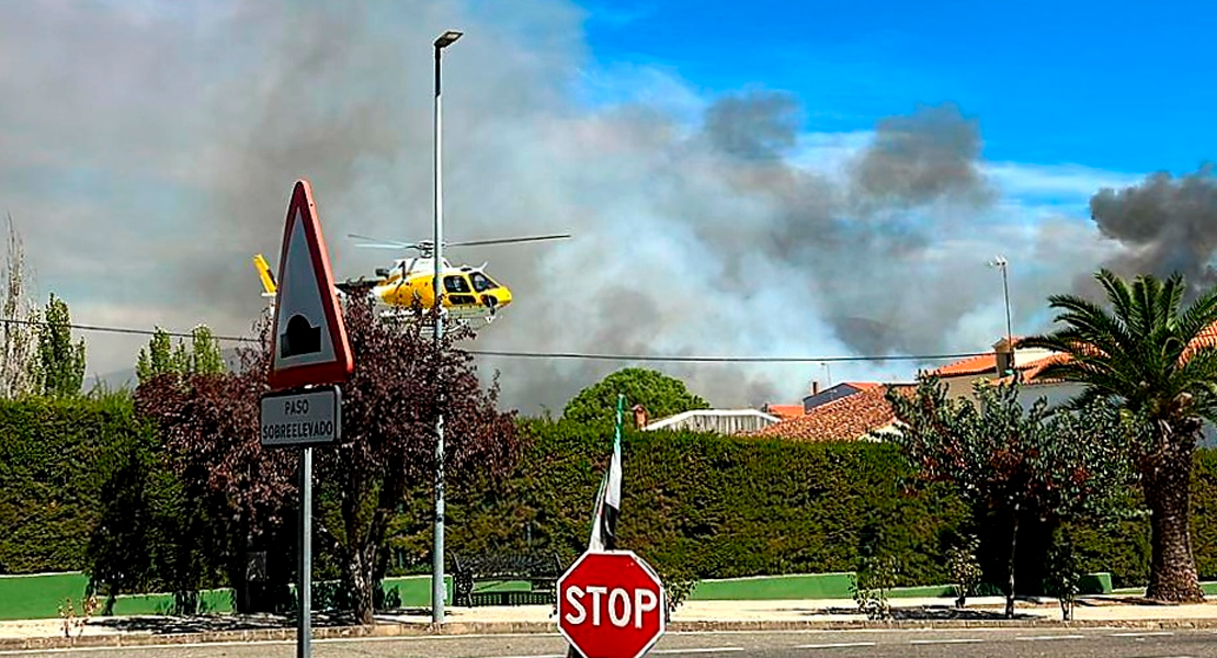 Las llamas se extienden sin control en un nuevo incendio forestal en Extremadura