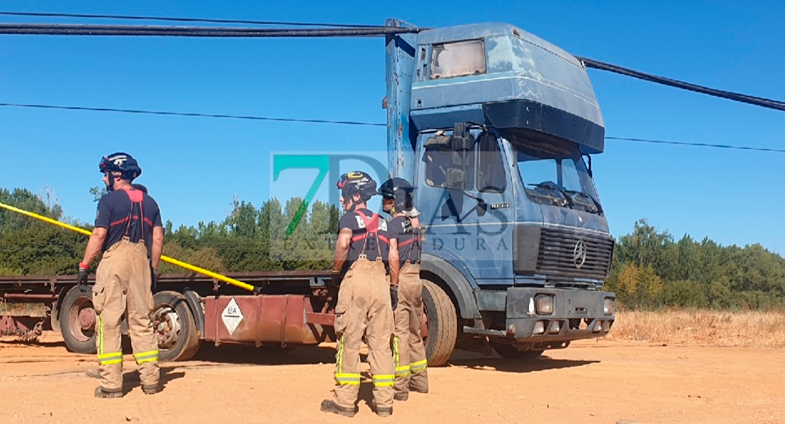 Un camión queda atrapado al ceder un poste y cableado en Valdebótoa (Badajoz)