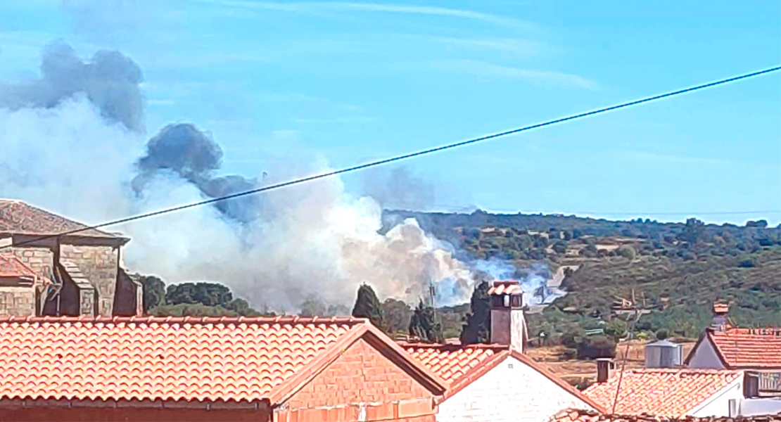 Las llamas se extienden sin control en un nuevo incendio forestal en Extremadura