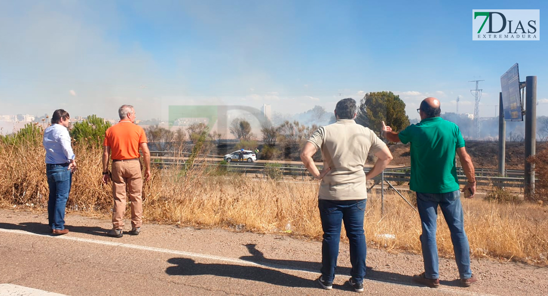 Incendio cercano a la autovía frente a Las Bóvedas (Badajoz)j