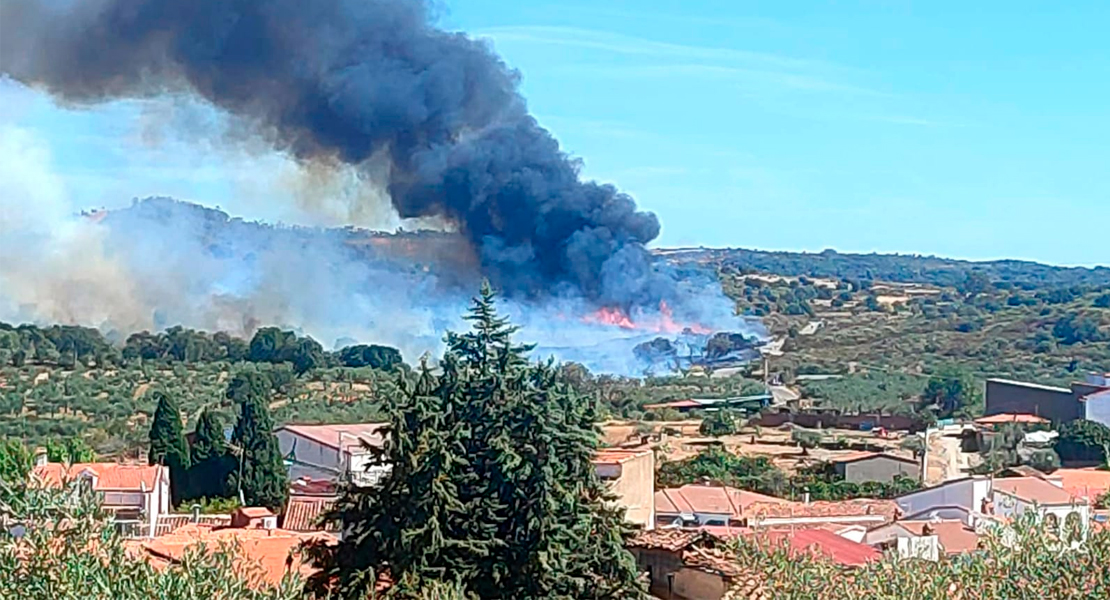 Las llamas se extienden sin control en un nuevo incendio forestal en Extremadura