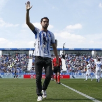 El campeón de Europa extremeño Álvaro Martín realizó el saque de honor en Butarque