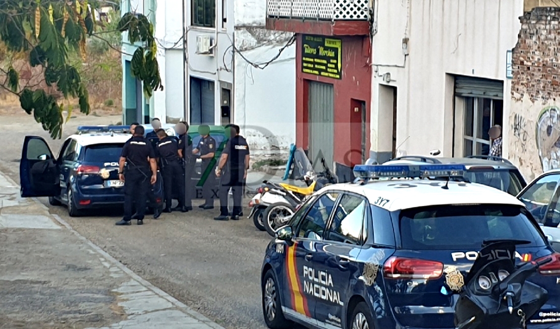 11 policías acuden a una vivienda en Badajoz y detienen a un hombre