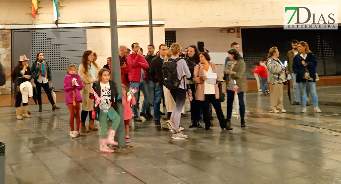 La lluvia no frena las protestas por el desastre con las Escuelas Municipales de Música de Badajoz