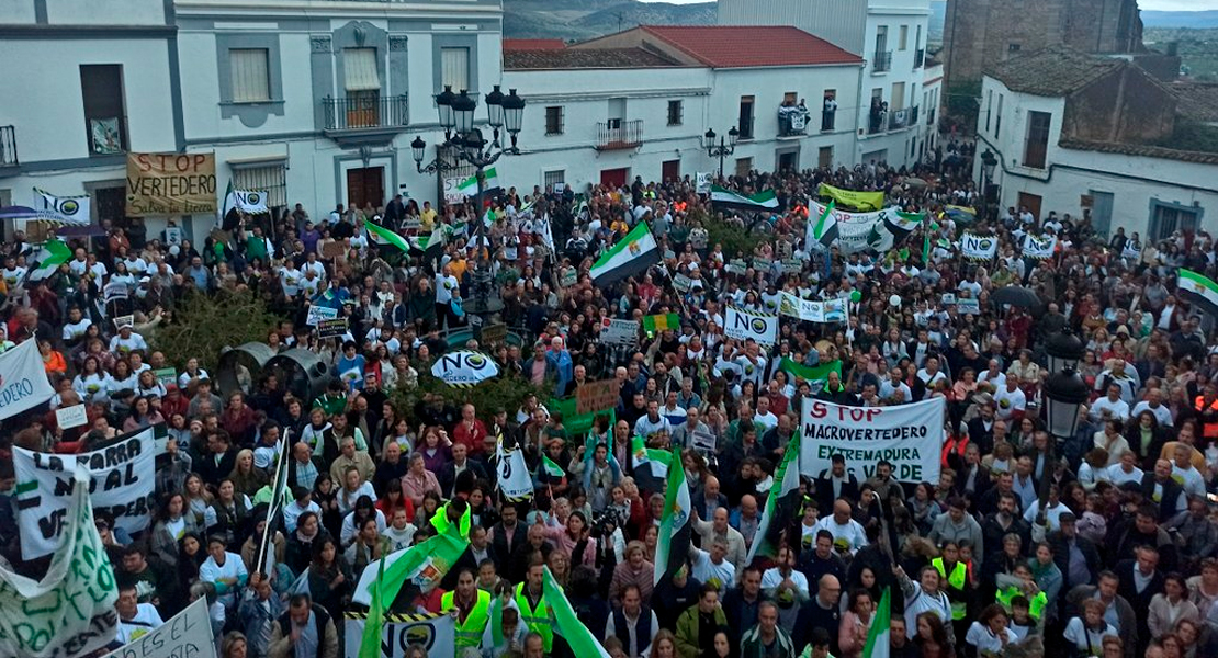 Éxito total en la primera gran manifestación contra el macrovertedero en Salvatierra de los Barros