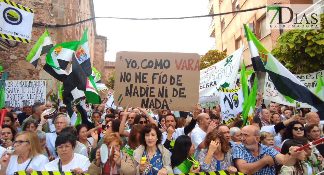 Gran manifestación frente a la Asamblea de Extremadura: &quot;Vara, Vara, Vara, que tienes mucha cara&quot;