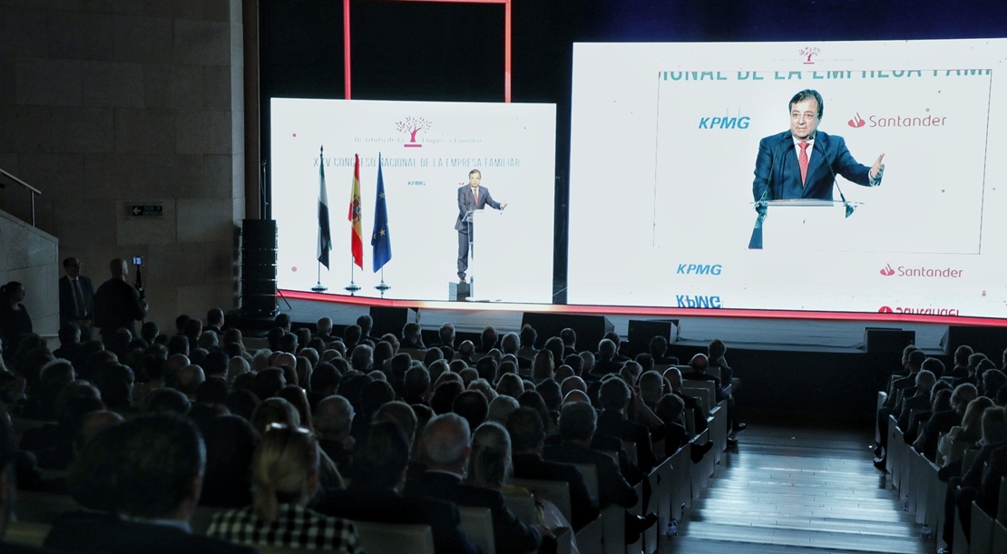 Vara vuelve a repetir que es el momento de Extremadura “tenemos agua, sol y suelo”