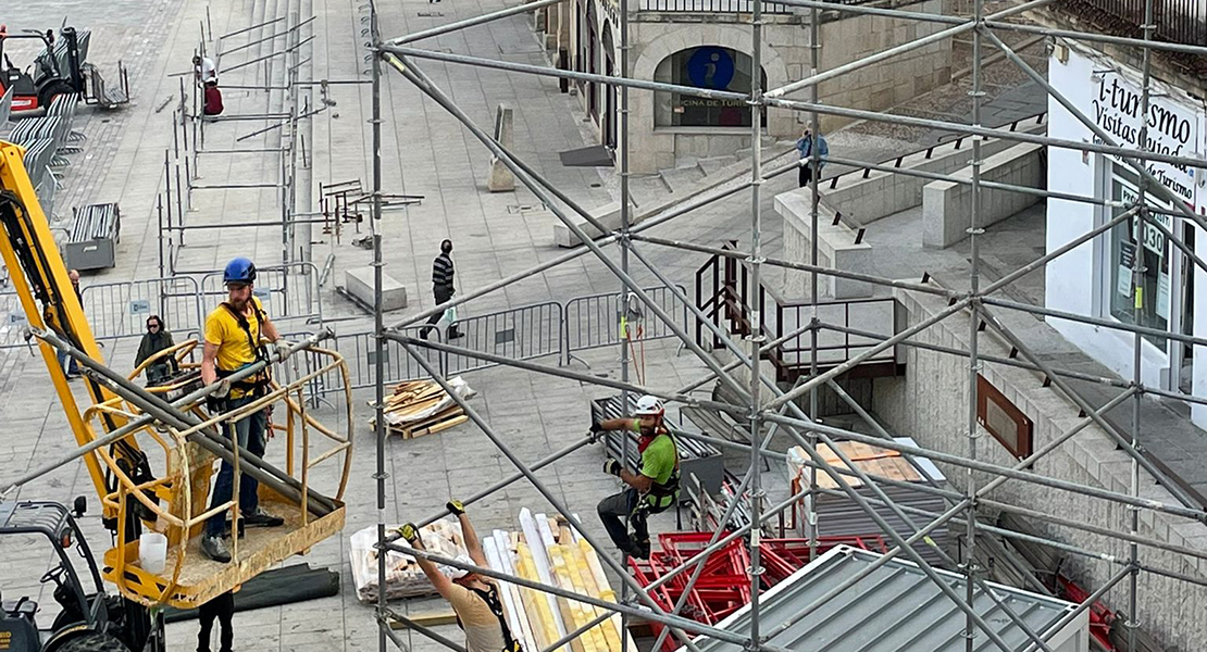 Comienzan a construir el rocódromo de la Copa de España de Escalada en la Plaza Mayor de Cáceres