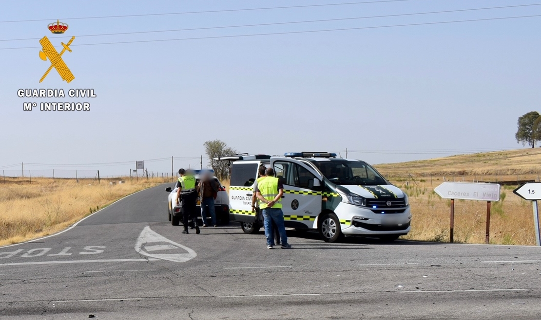 Conduce borracho y colisiona contra un autobús escolar en la provincia de Cáceres