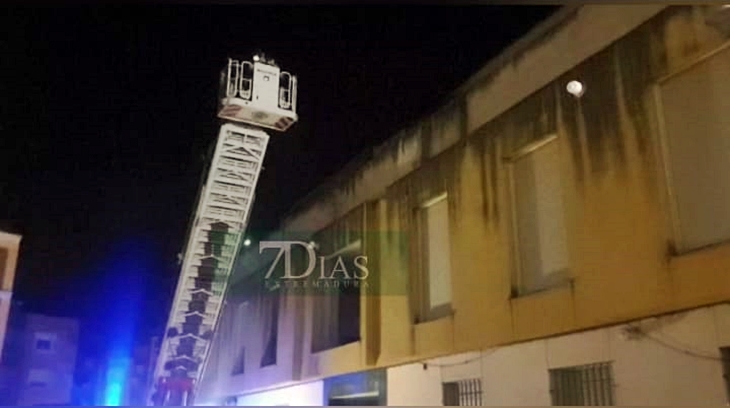 Bomberos de Badajoz rescatan a una joven por la fachada de una vivienda