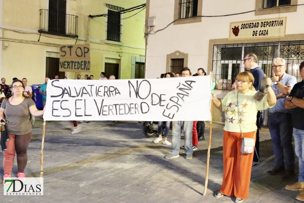 Nueva cacerolada en Salvatierra: vecinos y políticos unidos para parar el vertedero