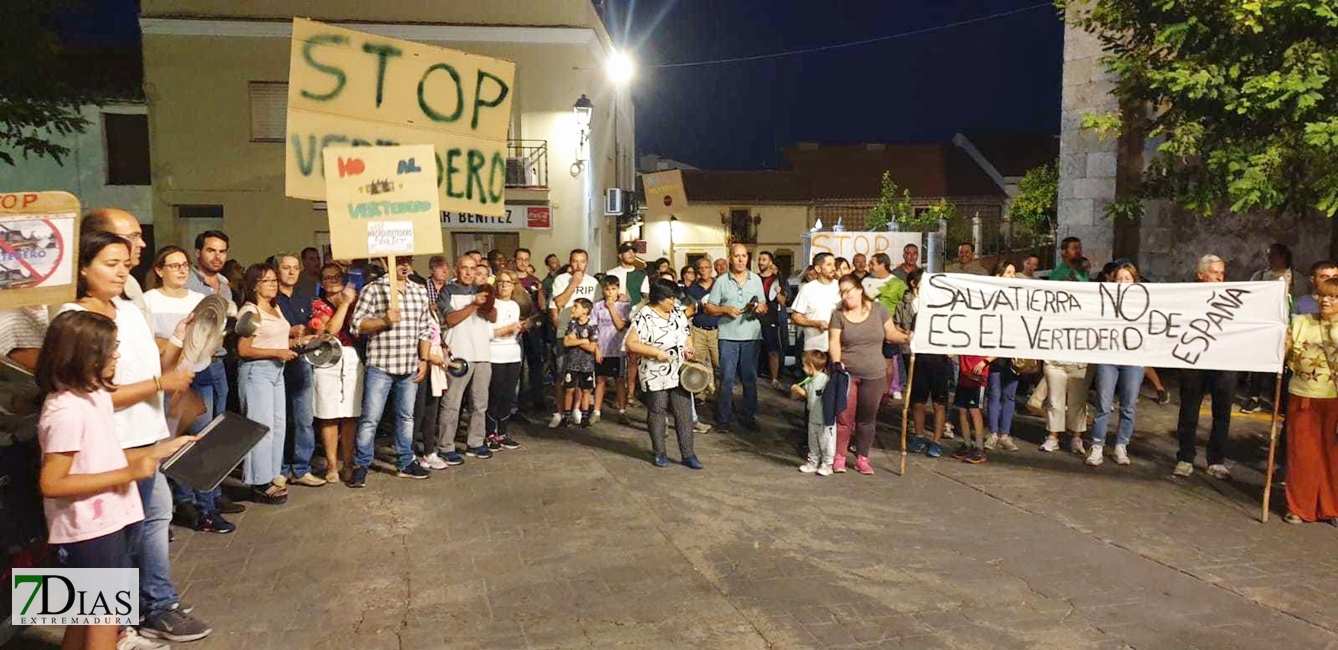 Nueva cacerolada en Salvatierra: vecinos y políticos unidos para parar el vertedero